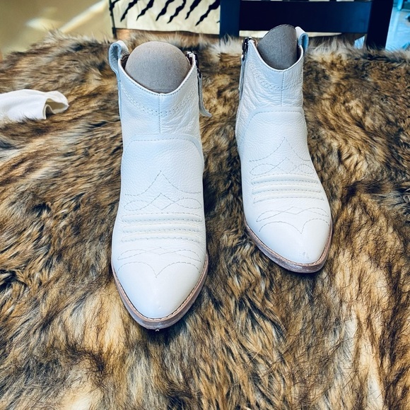 Copy - Zodiac KELSEY BOOTIES WHITE LEATHER - Picture 2 of 9